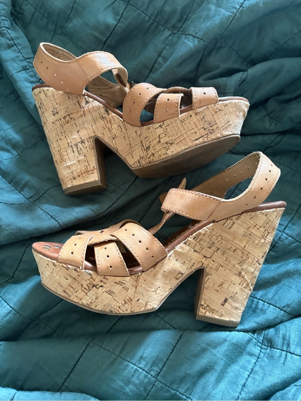 DV by Dolce Vita platform heel sandal in size 7, tan leather